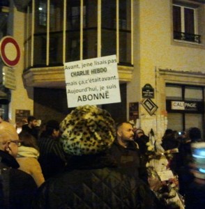 Devant la rédaction de Charlie