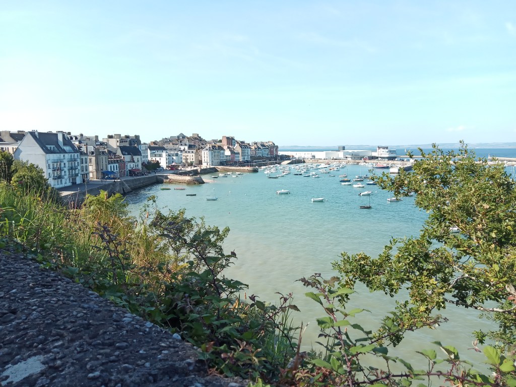 La ville ouvrière de Douarnenez et son port où ont travaillé les ouvrières de la sardine. Une atmosphère particuliére et une beauté qui ont attiré les artistes.